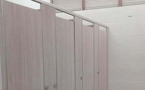 廁所爭奪戰_700字