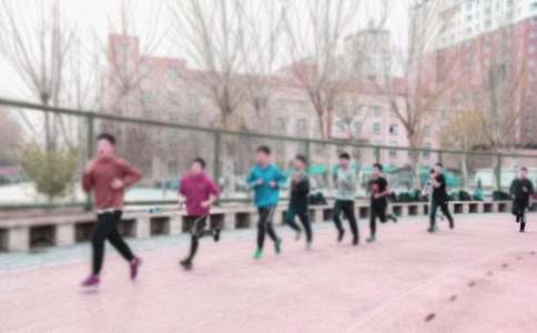 致長跑運動員的加油稿100字