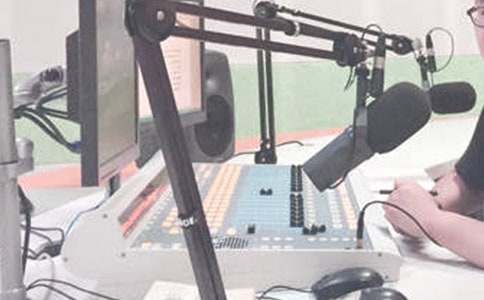 我總是喜歡聽著電臺,寫著自己的文字傷感散文