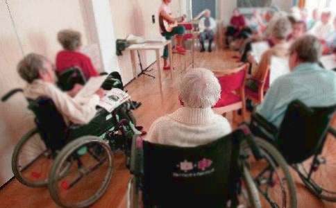 走進敬老院初二作文