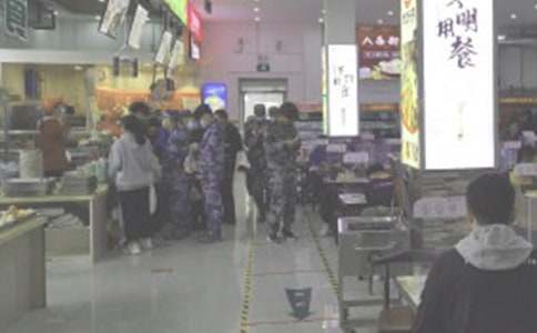 流淌在時光里的小食堂作文2篇