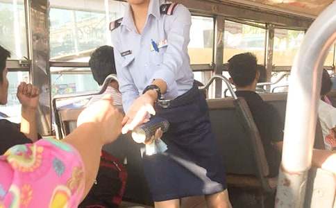 我敬佩的售票員四年級作文400字